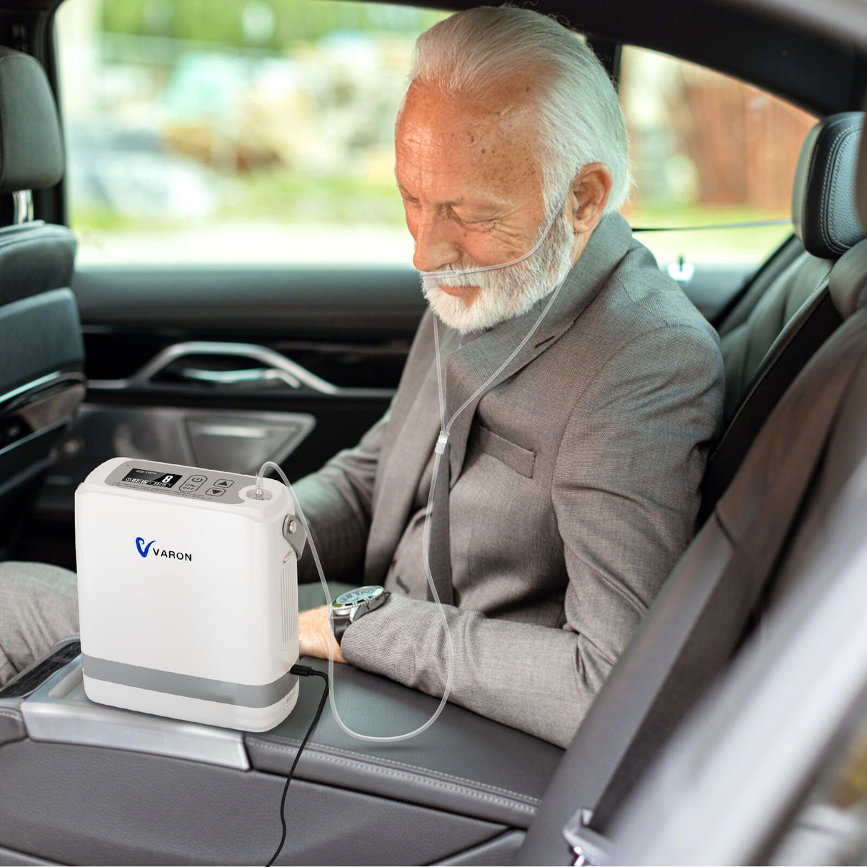 Senior nutzt VARON VP-8G mobilen Sauerstoffkonzentrator im Auto.